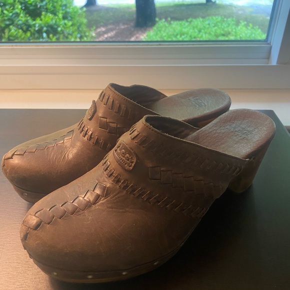 UGG Vivica Camel Leather Clog. Size 8 Wooden Heel. Sheerling Insole. Studded. - Picture 1 of 8
